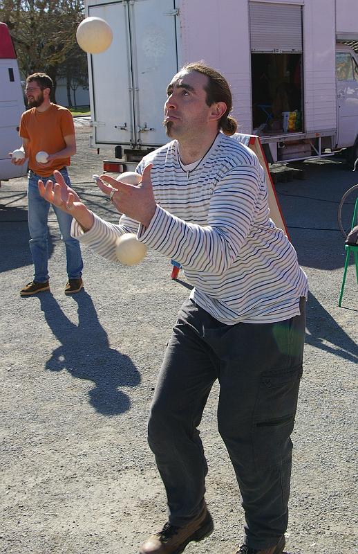 Atelier cirque adultes Journees theatrales 2007_0025.jpg